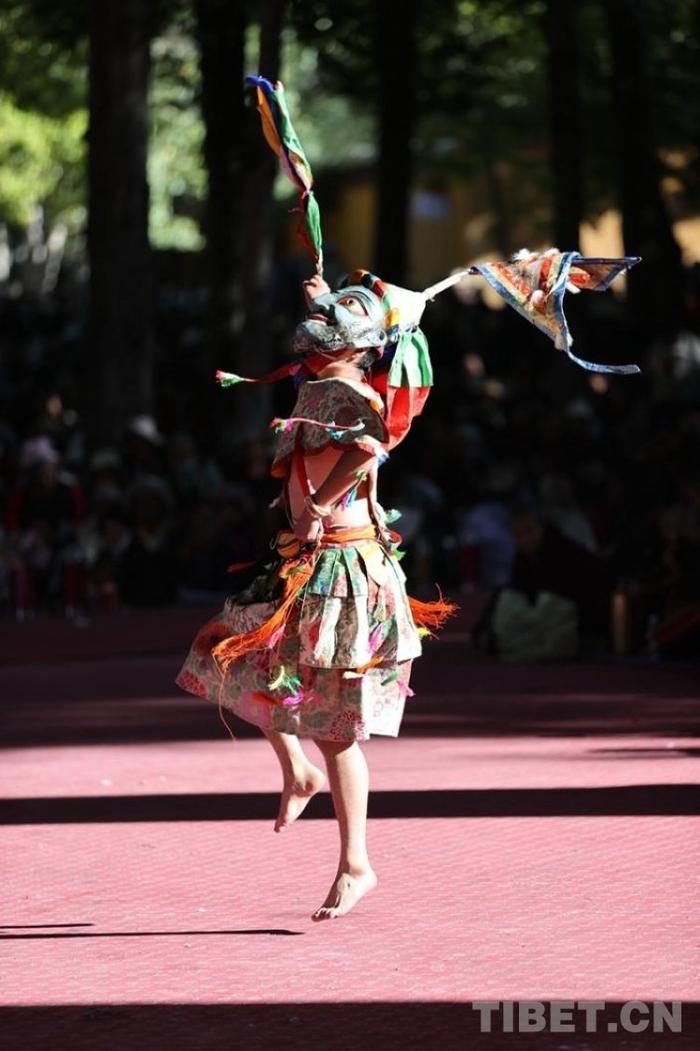 国家级非遗 西藏扎什伦布寺举行“羌姆”表演