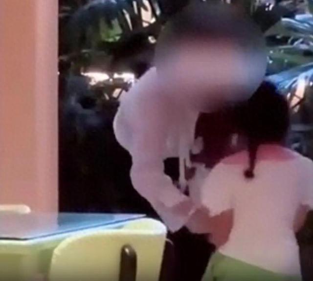 引热议！长沙一餐厅员工发顾客打孩子视频，结果赔了一万元并离职
