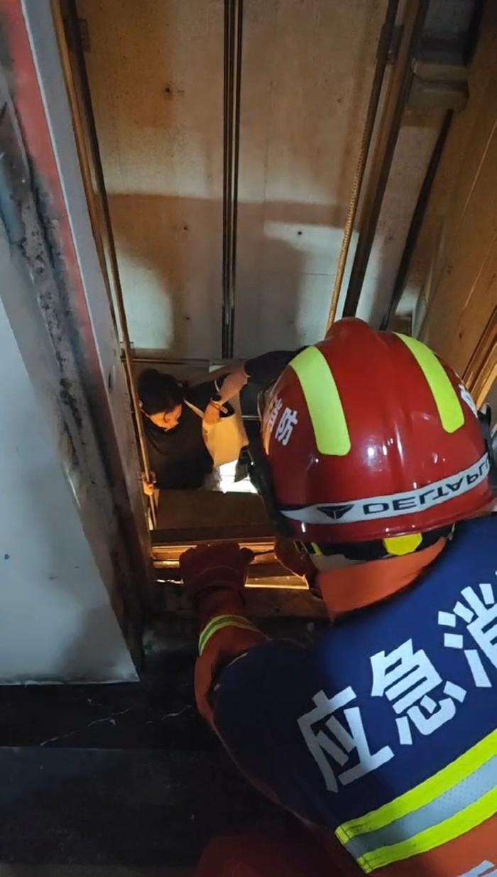 9人被困高层电梯1个多小时 消防员8分钟紧急救援