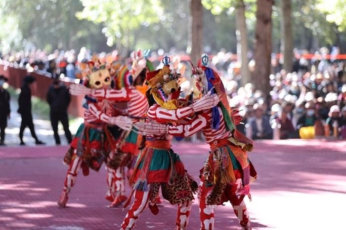 国家级非遗 西藏扎什伦布寺举行“羌姆”表演