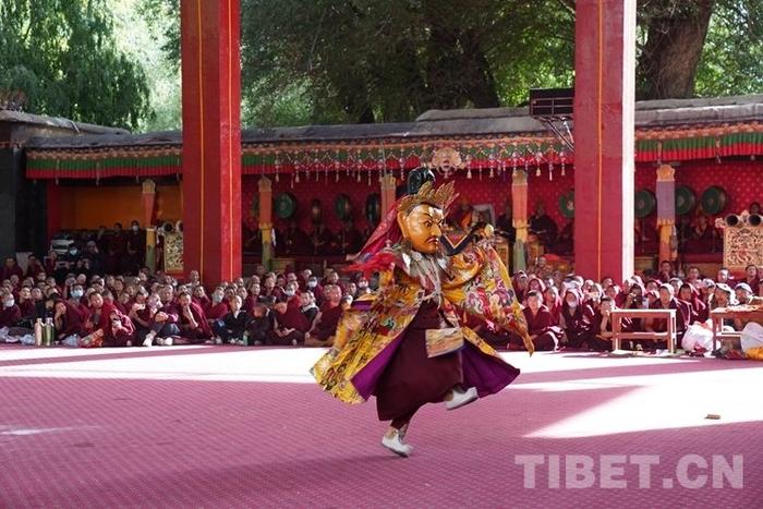 国家级非遗 西藏扎什伦布寺举行“羌姆”表演