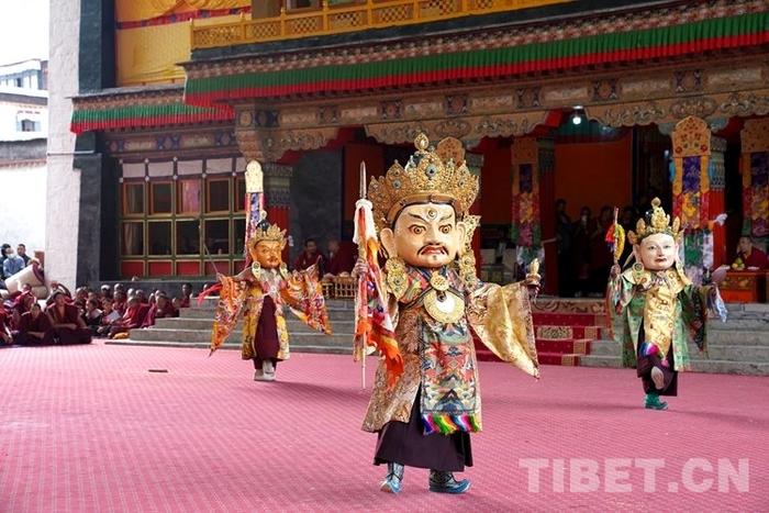 国家级非遗 西藏扎什伦布寺举行“羌姆”表演