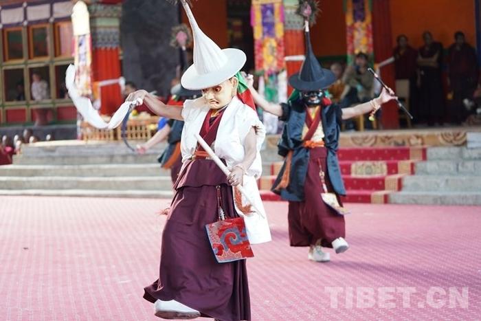 国家级非遗 西藏扎什伦布寺举行“羌姆”表演