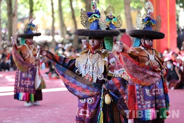 国家级非遗 西藏扎什伦布寺举行“羌姆”表演