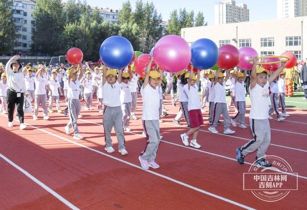 “活”力全开！今日东北师范大学附属小学繁荣校区的操场上又酷又飒！