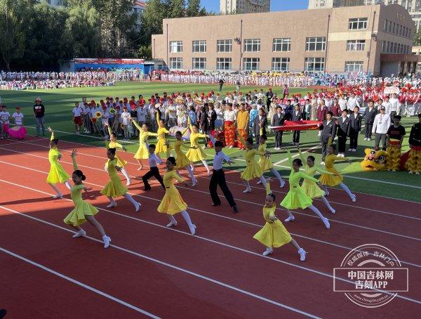 “活”力全开！今日东北师范大学附属小学繁荣校区的操场上又酷又飒！