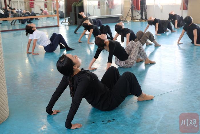C视频｜舞蹈大师课+惠民演出，2023年四川省舞蹈新作比赛走出剧场