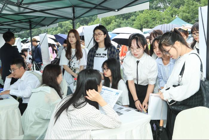 今天上万大学生参加了这场招聘会 用人单位看重逻辑思维和实习经历