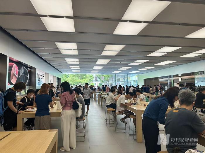 iPhone 15火爆开售！北、上、深门店队排长龙，有人5点多就到了！渠道商：一小时一个价！黄牛加价700元抢Pro Max……