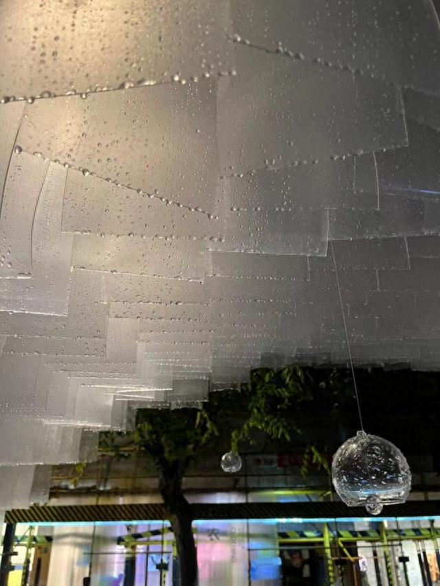 一场马路设计实验：便利店塑胶门帘做成装置艺术出现民居旁，是上海的浪漫吗