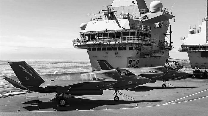 F-35B战机停靠在航母甲板上。 资料照片