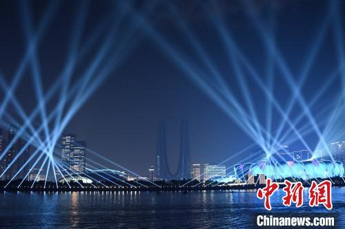 9月18日,杭州亚运会开幕式演练在浙江杭州奥体中心举行,璀璨灯光秀点亮夜空,美轮美奂。 中新社记者 王刚 摄