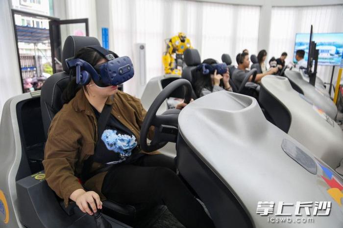 组图丨“VR驾驶模拟器+AI机器人教练”赋能驾培行业
