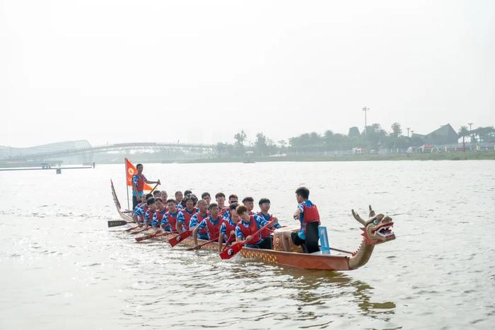 群舟竞渡，逐浪争先！今天，这场省龙舟锦标赛在肇庆新区举行→