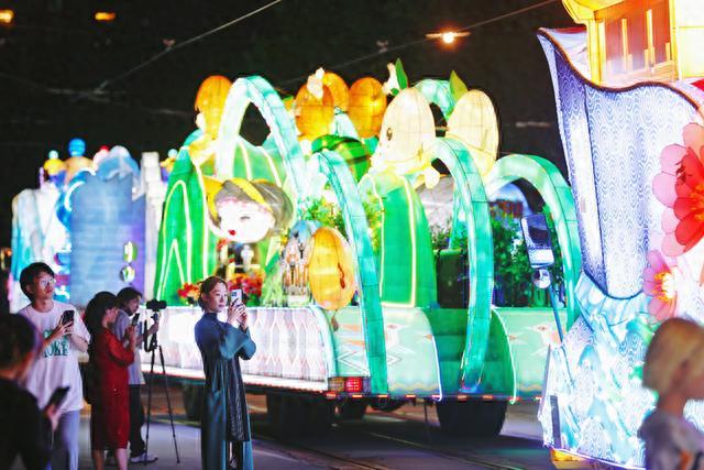 花车巡展首次亮相上海影视乐园，上海之根文化旅游节正式启动