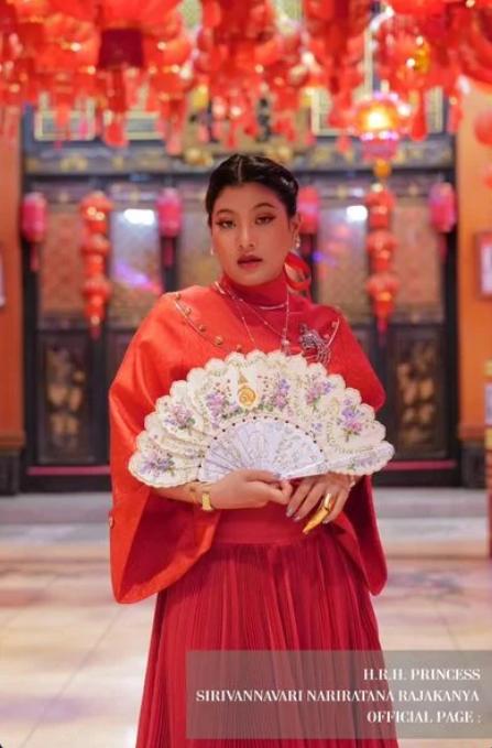 · 今年春节,希里婉瓦丽公主身穿中国服饰拜年。