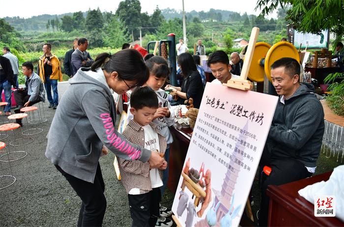 成都市文联送中秋文艺惠民活动到邛崃夹关熊营村，效果如何请群众来打分