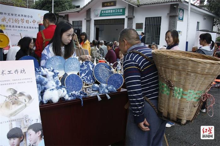 成都市文联送中秋文艺惠民活动到邛崃夹关熊营村，效果如何请群众来打分