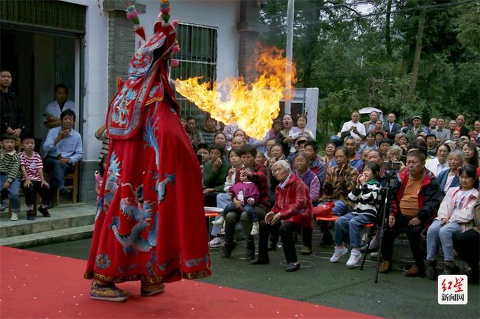 成都市文联送中秋文艺惠民活动到邛崃夹关熊营村，效果如何请群众来打分