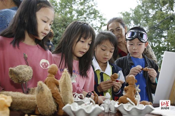 成都市文联送中秋文艺惠民活动到邛崃夹关熊营村，效果如何请群众来打分