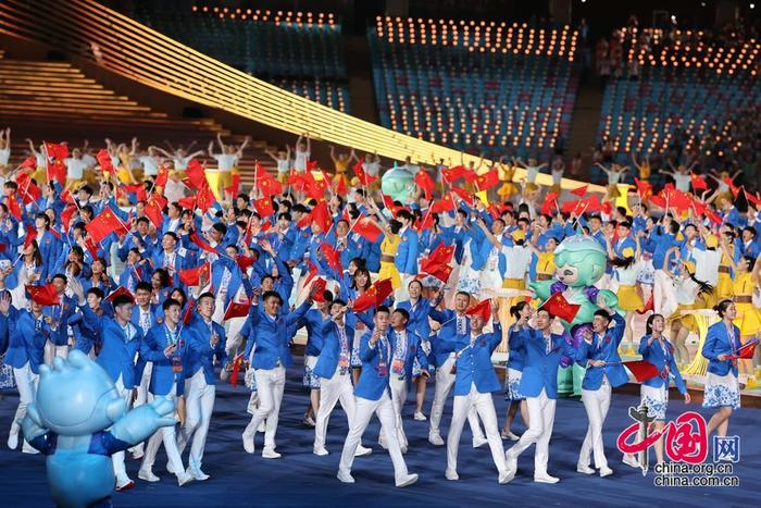 9月23日晚,杭州第19届亚洲运动会开幕式在杭州奥体中心体育场举行。图为中国代表团入场。中国网记者 董宁摄影