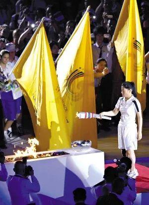 · 2007年8月8日,希里婉瓦丽在大运会上点燃圣火。