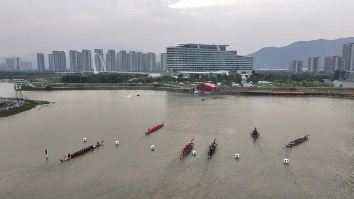 群舟竞渡，逐浪争先！今天，这场省龙舟锦标赛在肇庆新区举行→