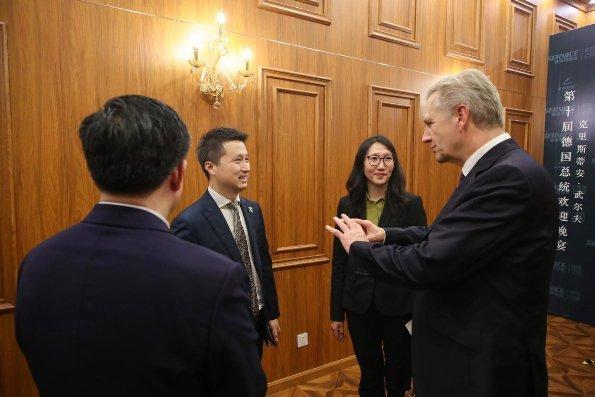 翟勇与德国第十任总统、全球中小企业联盟全球主席克里斯蒂安·武尔夫就企业文化战略进行交流。