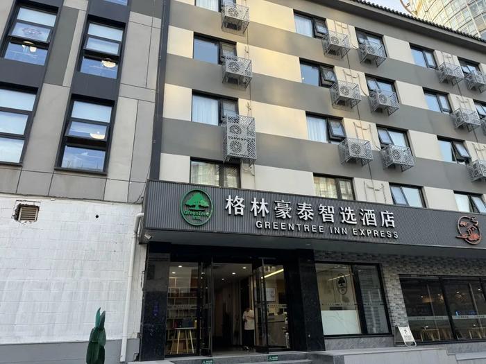 北京一酒店把“楼梯间房”卖到650元一晚？查封！多图直击→