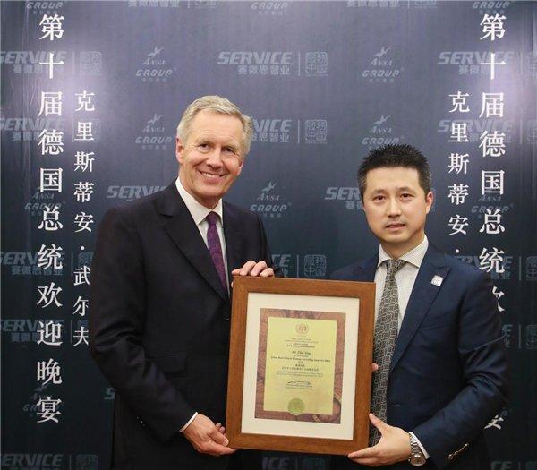 　　德国第十任总统、全球中小企业联盟全球主席克里斯蒂安·武尔夫给翟勇颁发获奖证书。