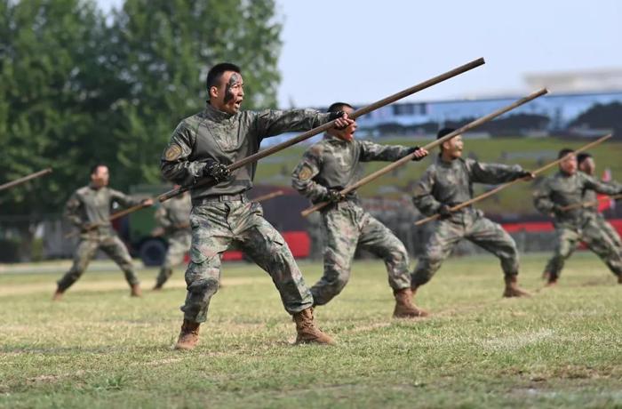 红领巾过足了“兵瘾”，是谁羡慕了我不说！