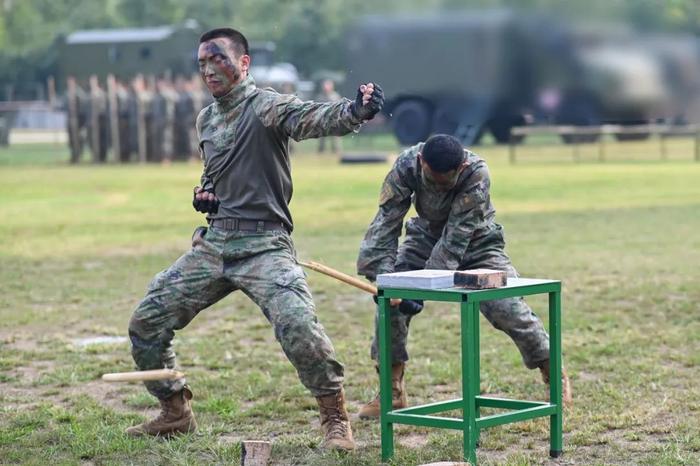 红领巾过足了“兵瘾”，是谁羡慕了我不说！