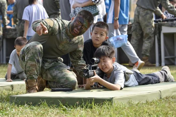 红领巾过足了“兵瘾”，是谁羡慕了我不说！