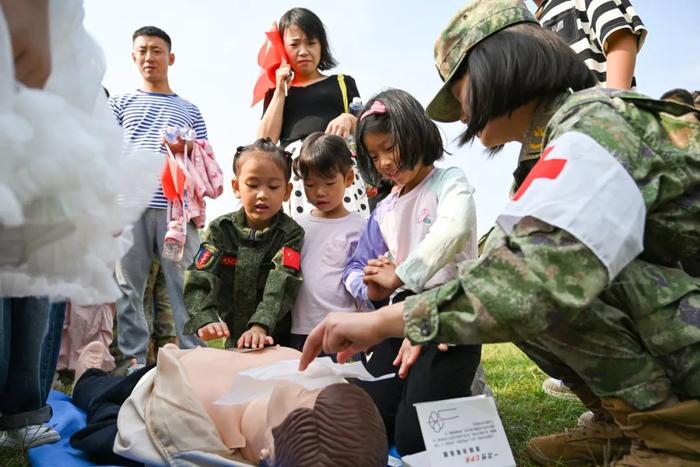 红领巾过足了“兵瘾”，是谁羡慕了我不说！