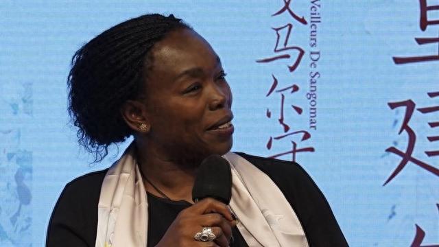 21世纪初最严重的一次海难，让这位非洲裔法国女作家看到了什么