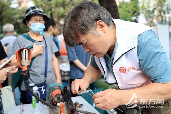 磨刀、补鞋、配钥匙……上海物业打造“橙意服务”特色品牌，让便民服务走进老小区