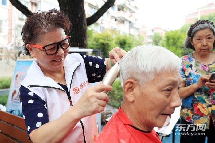 磨刀、补鞋、配钥匙……上海物业打造“橙意服务”特色品牌，让便民服务走进老小区