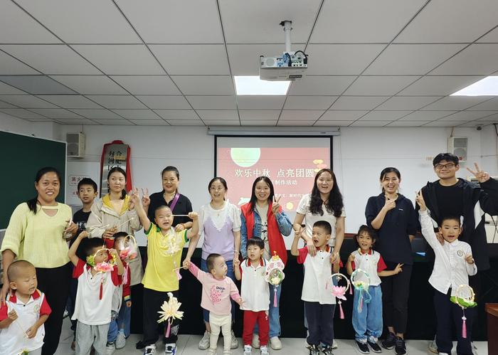 欢乐中秋 点亮团圆|合肥市包河区骆岗街道陆大村举办手工花灯制作活动