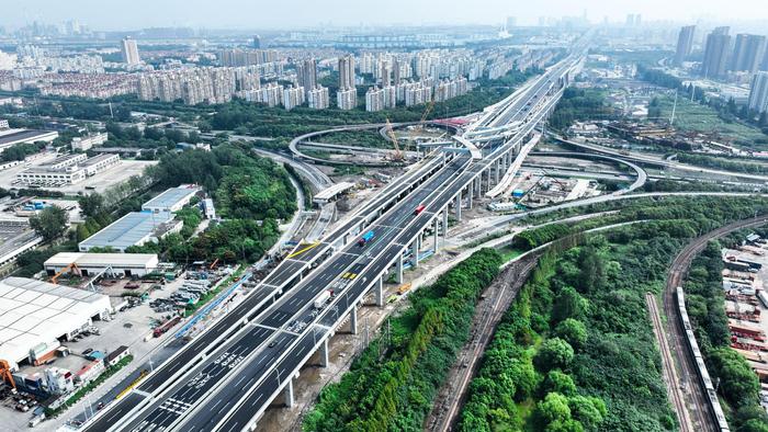 沿江通道浦西段G1503高速公路和同济高架路建成通车