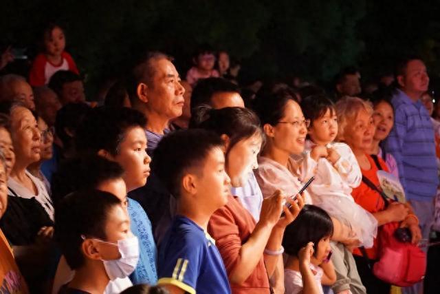 这是什么样的社区晚会？为何居民看了都说好