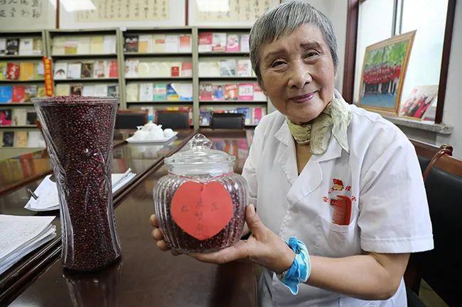 82岁老奶奶攒下13万颗红豆，背后的故事很暖心！