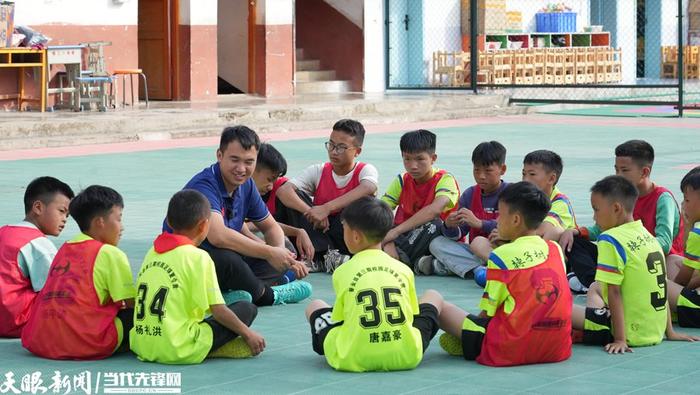 肖选(中)正与辣子树小学的孩子们。贵州日报天眼新闻记者 陈祖嘉 摄