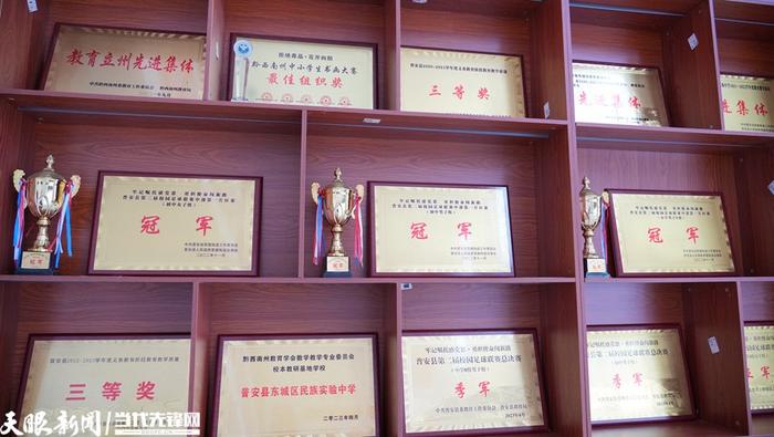 东城区民族实验学校的校园足球收获满满,获得许多荣誉。贵州日报天眼新闻记者 李贝多 摄