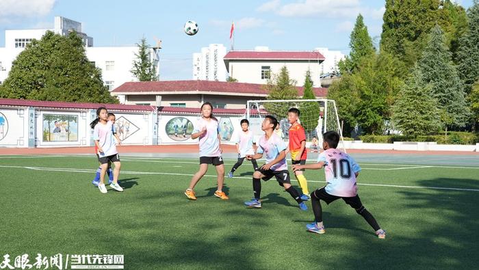 南湖街道民族希望小学六年级一班和二班正在开展班级联赛。贵州日报天眼新闻记者 陈祖嘉 摄