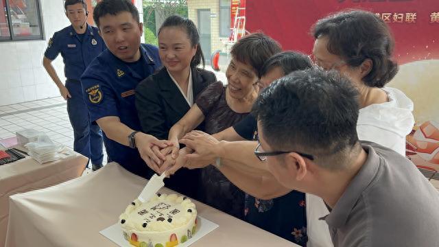 最美家庭“家长们”端着拿手菜，与消防站的“孩子们”话团圆