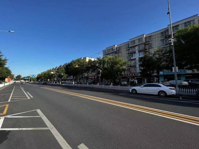 太平庄中街东段施划标线完成 昌平区今年已完成22条市政道路大修