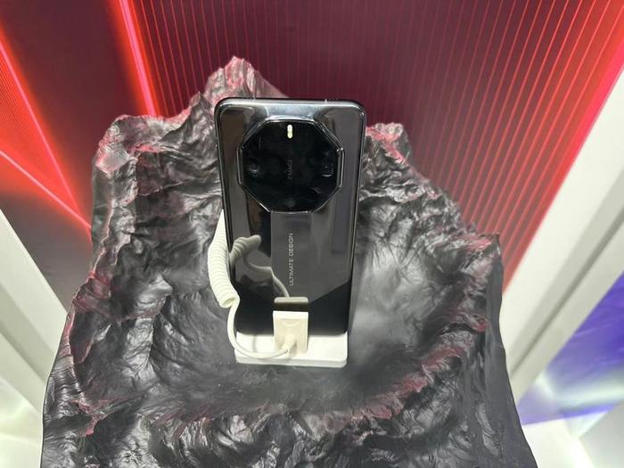 华为Mate60 RS非凡大师亮相世界设计之都大会