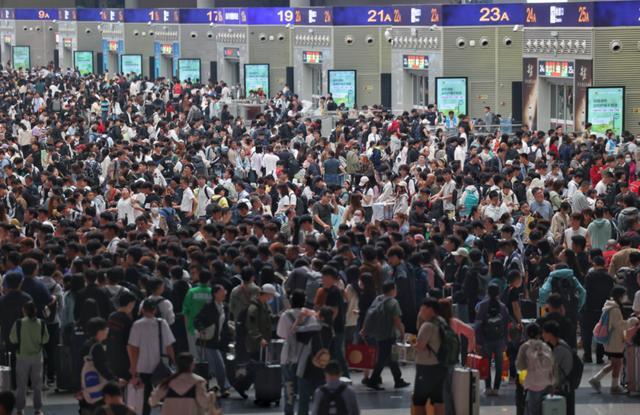 豫A大军出动！郑州东站已开启人山人海模式！网友：是谁提前放假了？