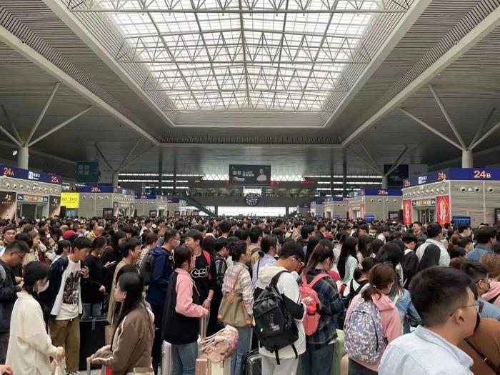 记者从郑州东站了解到,根据票务情况和客流分析,郑州东站9月29日预计发送客流20万,加开临客91列。