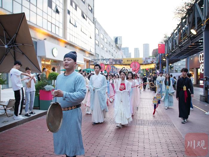 C视频 | 中秋佳节百人汉服游 蓉城增添国潮之美